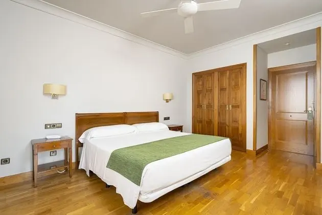 Premium Tek Büyük Yataklı Oda