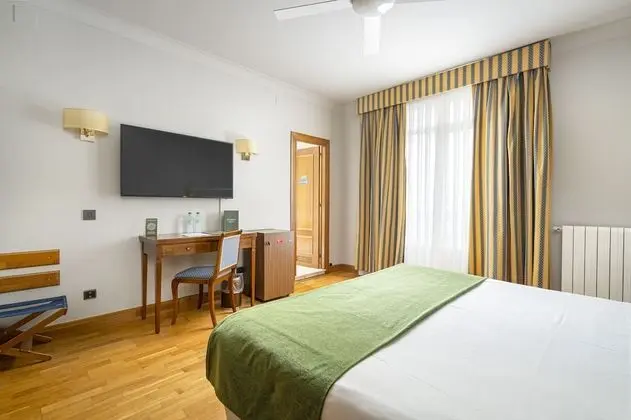 Premium Tek Büyük Yataklı Oda