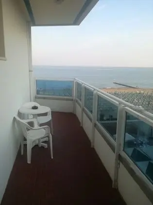 Tek Büyük veya İki Ayrı Yataklı Oda, Balkon, Kısmi Deniz Manzaralı