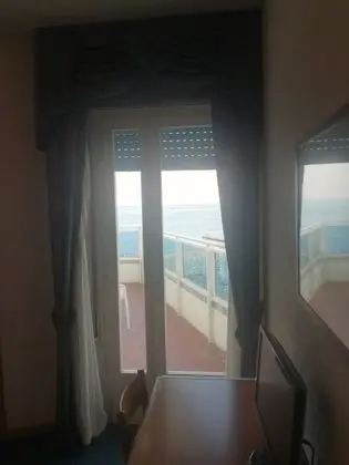 Tek Büyük veya İki Ayrı Yataklı Oda, Balkon, Kısmi Deniz Manzaralı