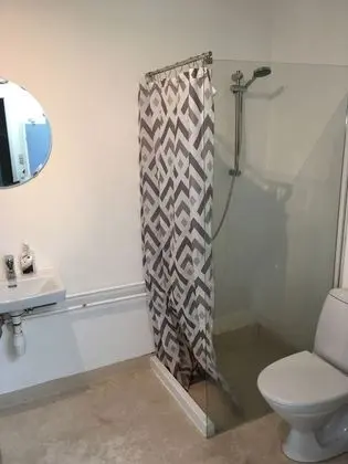 Big Studio Apartment with Private Bathroom & Shared Kitchen
