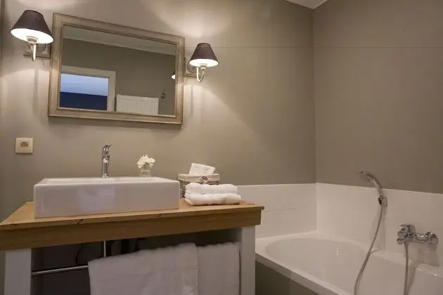 Deluxe Tek Büyük Yataklı Oda, Teras, Bahçe Manzaralı