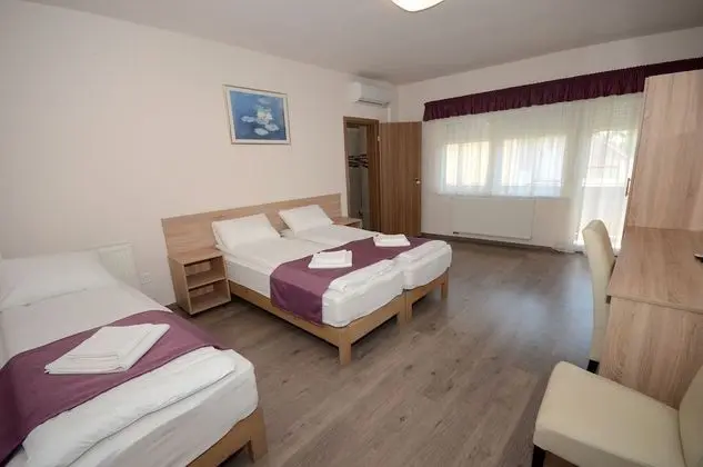 Üç Kişilik Oda, Balkon (Upstairs)