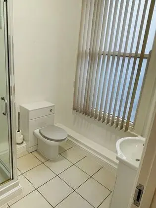 Tek Büyük Yataklı Oda, Banyolu/Duşlu (Small Ensuite)