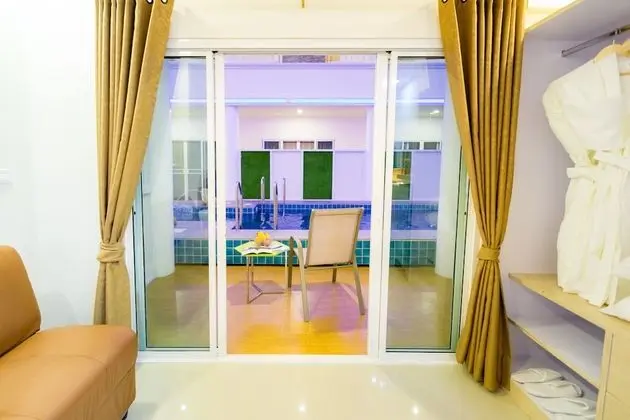 Deluxe King Bed Pool Side