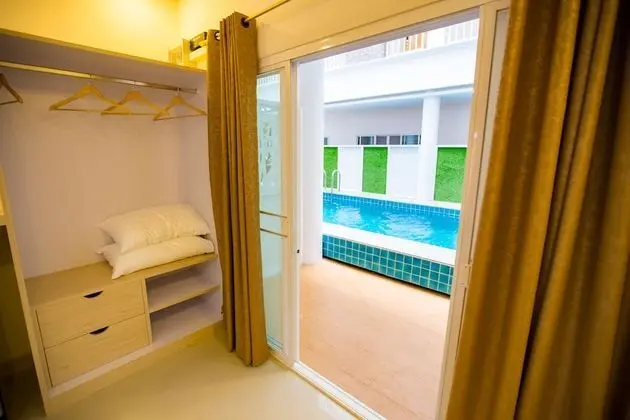 Deluxe King Bed Pool Side