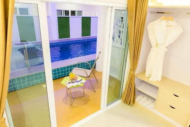 Deluxe King Bed Pool Side