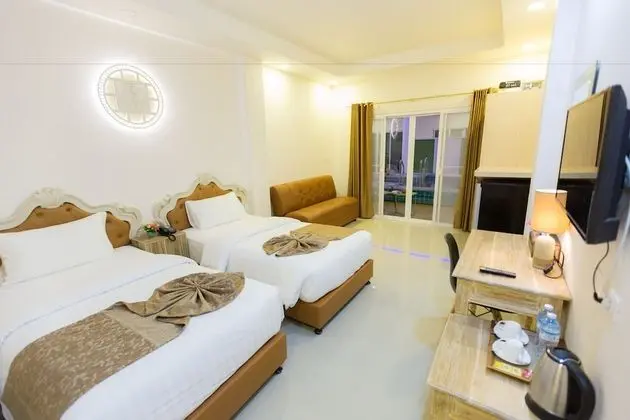 Deluxe King Bed Pool Side