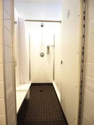 Economy Ortak Ranzalı Oda, Sadece erkekler için, Ortak Banyo
