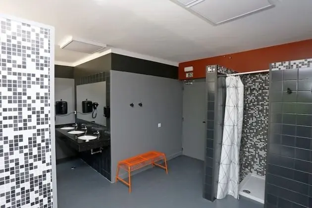 Ortak Ranzalı Oda, Sadece kadınlar için, Ortak Banyo