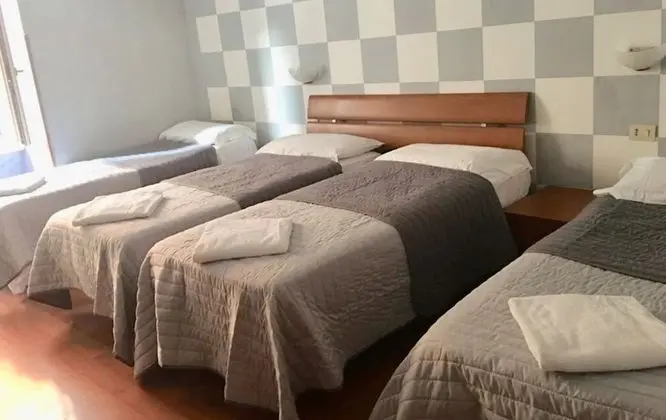 Ortak Ranzalı Oda, 1 Tek Kişilik Yatak (6 People)