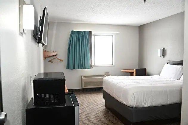 Oda, 1 Büyük (Queen) Boy Yatak, Engellilere Uygun, Sigara İçilmez