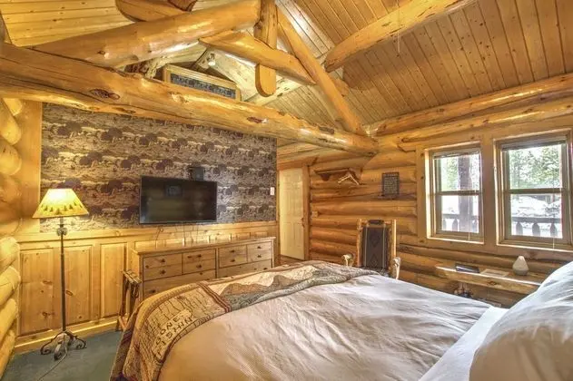 Classic Cabin, 1 Queen Bed (Gallatin Series)