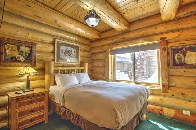 Family Cabin, 3 Queen Beds with Private Bedroom, Full Kitchen (South Fork)