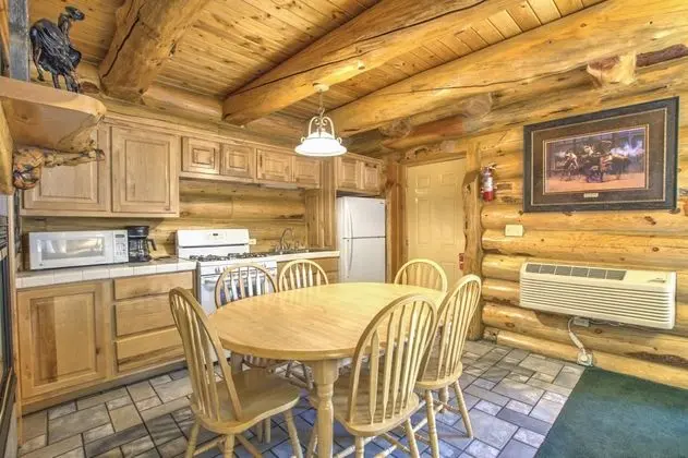 Family Cabin, 3 Queen Beds with Private Bedroom, Full Kitchen (South Fork)