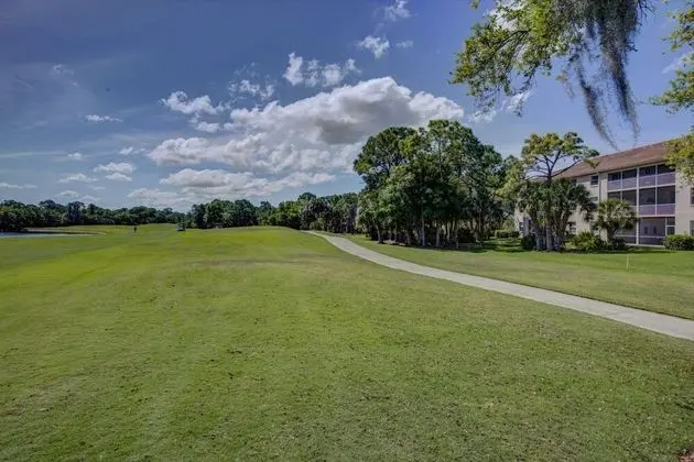Daire (Hickory on the Golf Course)