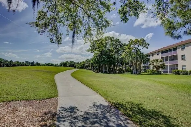 Daire (Hickory on the Golf Course)