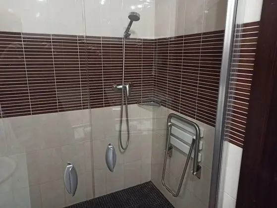 Habitacion doble con 2 camas adaptada para minusvalidos