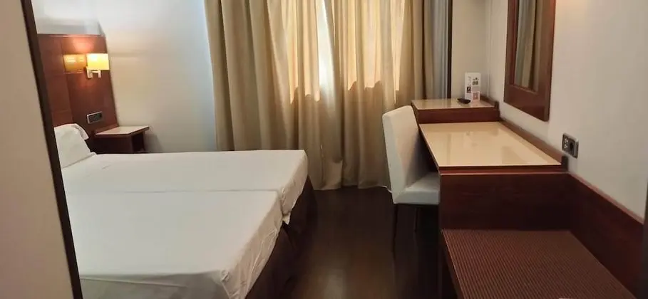 Habitacion doble con 2 camas adaptada para minusvalidos