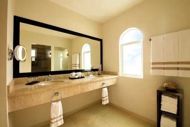 OCEANFRONT SWIM UP JUNIOR SUITE