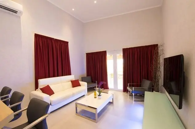 Design Apartment 2, 1 Bedroom, Partial Ocean View, Poolside