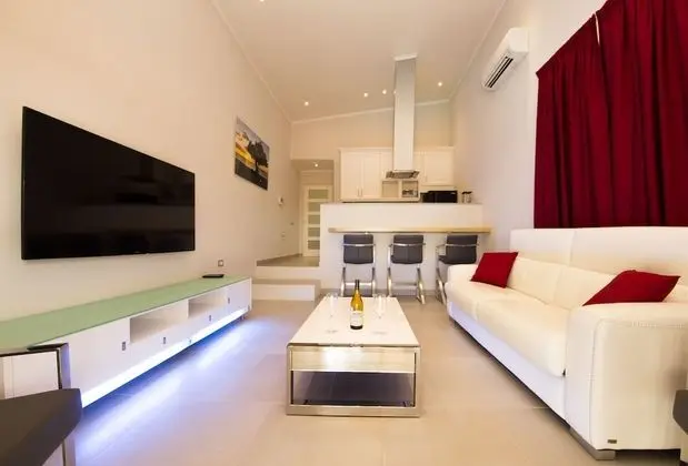 Design Apartment 3, 1 Bedroom, Partial Ocean View, Poolside