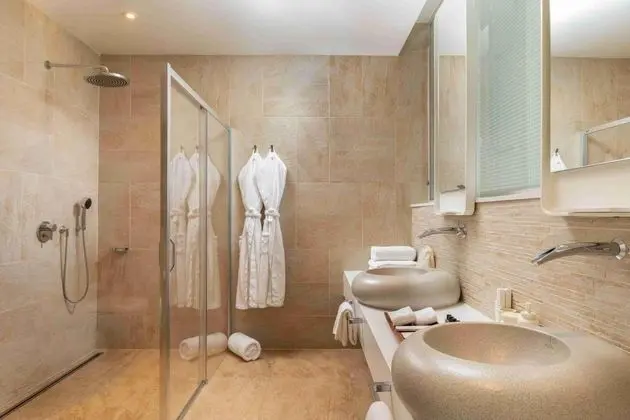 Deluxe King Oda, Kara ve Havuz Manzaralı, Balkonlu
