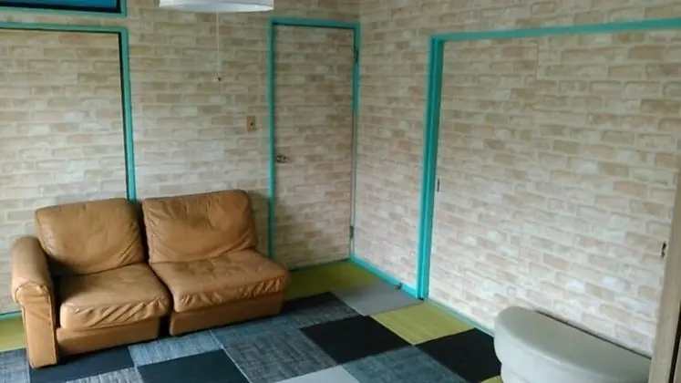 Üç Kişilik Oda, Sigara İçilmez