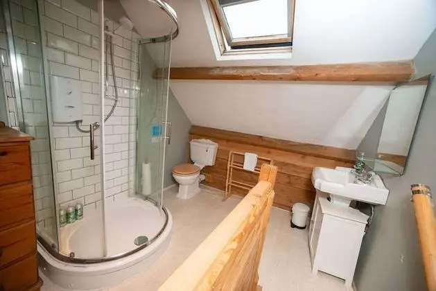 Tek Büyük Yataklı Oda, Banyolu/Duşlu (The Piggeries Room)