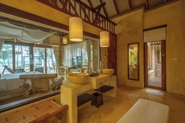 Beachfront Suite Pool Villa