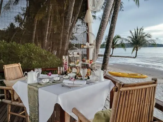 Beachfront Suite Pool Villa