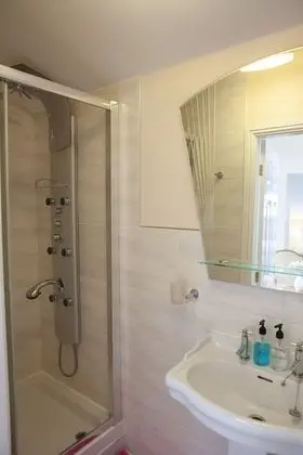 Süit, Özel Banyo (The Stables Suite)