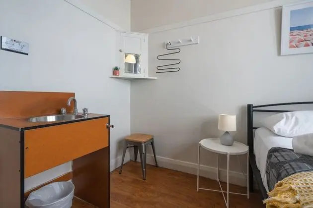 Tek Büyük Yataklı Oda, Ortak Banyo