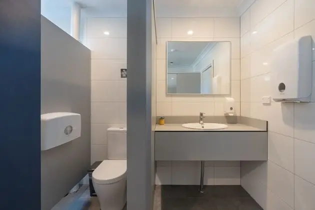 Tek Büyük Yataklı Oda, Ortak Banyo