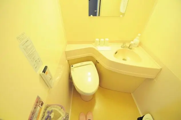 İki Ayrı Yataklı Oda, Ortak Banyo