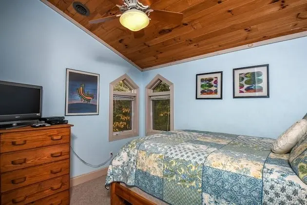 Ev, Birden Çok Yatak, Sıcak Su Havuzu