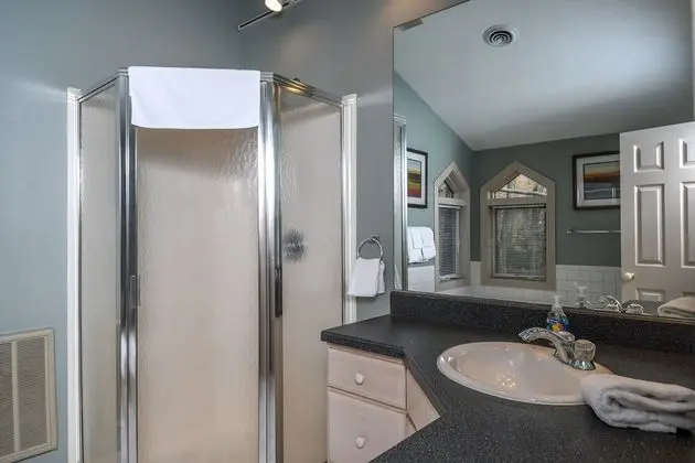 Ev, Birden Çok Yatak, Sıcak Su Havuzu