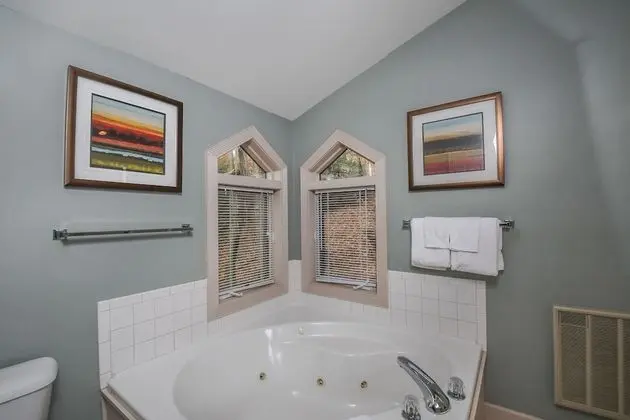 Ev, Birden Çok Yatak, Sıcak Su Havuzu