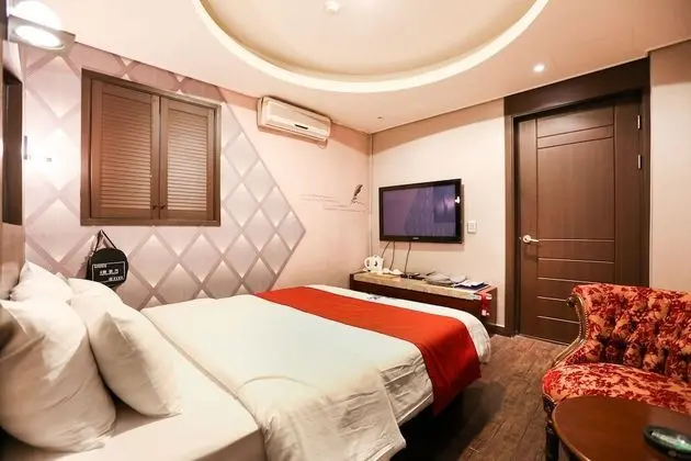 Deluxe Room (Check-in: Friday 10 PM/Saturday 11 PM)