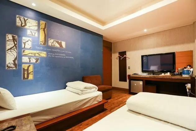 Twin Room (Check-in: Friday 10 PM/Saturday 11 PM)