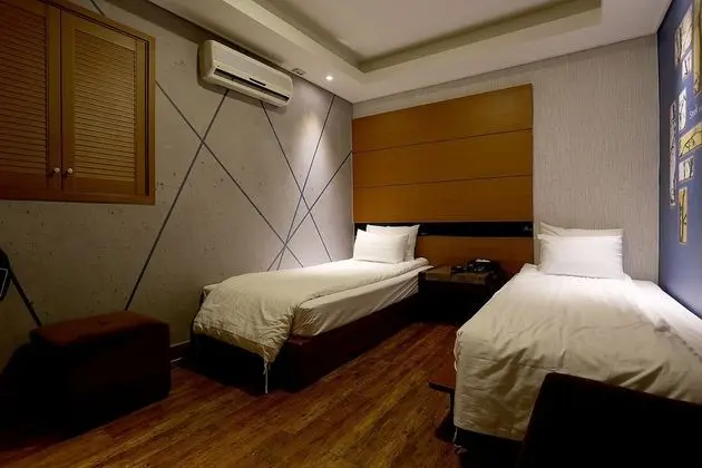 Twin Room (Check-in: Friday 10 PM/Saturday 11 PM)