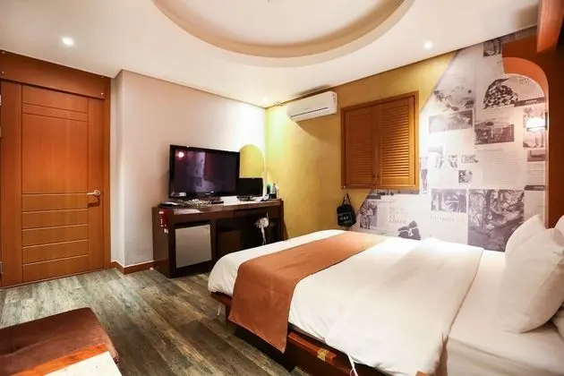 Twin Room (Check-in: Friday 10 PM/Saturday 11 PM)