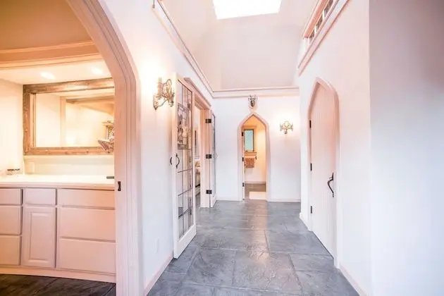 Ev, Özel Banyo, Göl Manzaralı (THE CASTLE COTTAGE)