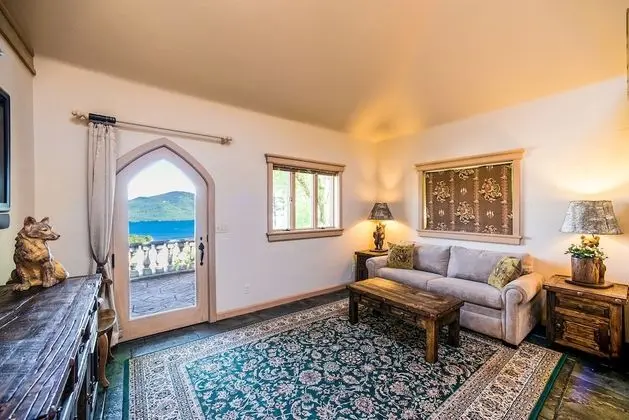 Ev, Özel Banyo, Göl Manzaralı (THE CASTLE COTTAGE)