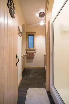 Ev, Özel Banyo, Göl Manzaralı (THE CASTLE COTTAGE)