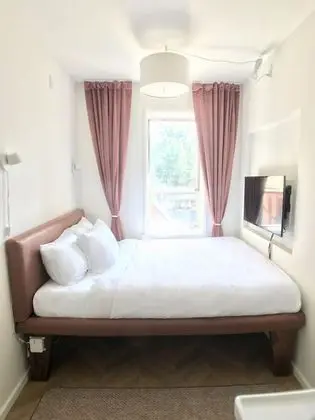 Design Tek Büyük Yataklı Oda, 1 Büyük (Queen) Boy Yatak, Sigara İçilmez