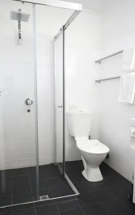Tek Büyük Yataklı Oda, 1 Büyük (Queen) Boy Yatak, Özel Banyo, Zemin Kat