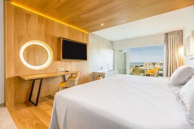 King Leiro Suite with Sea Views