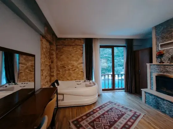 Nehir Manzaralı Jakuzili Sömineli Standard Oda