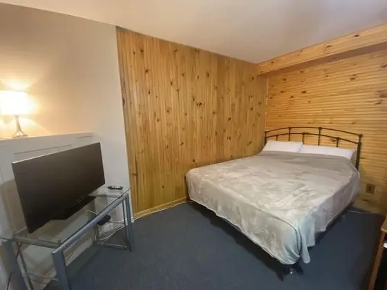 Room with Queen Bed